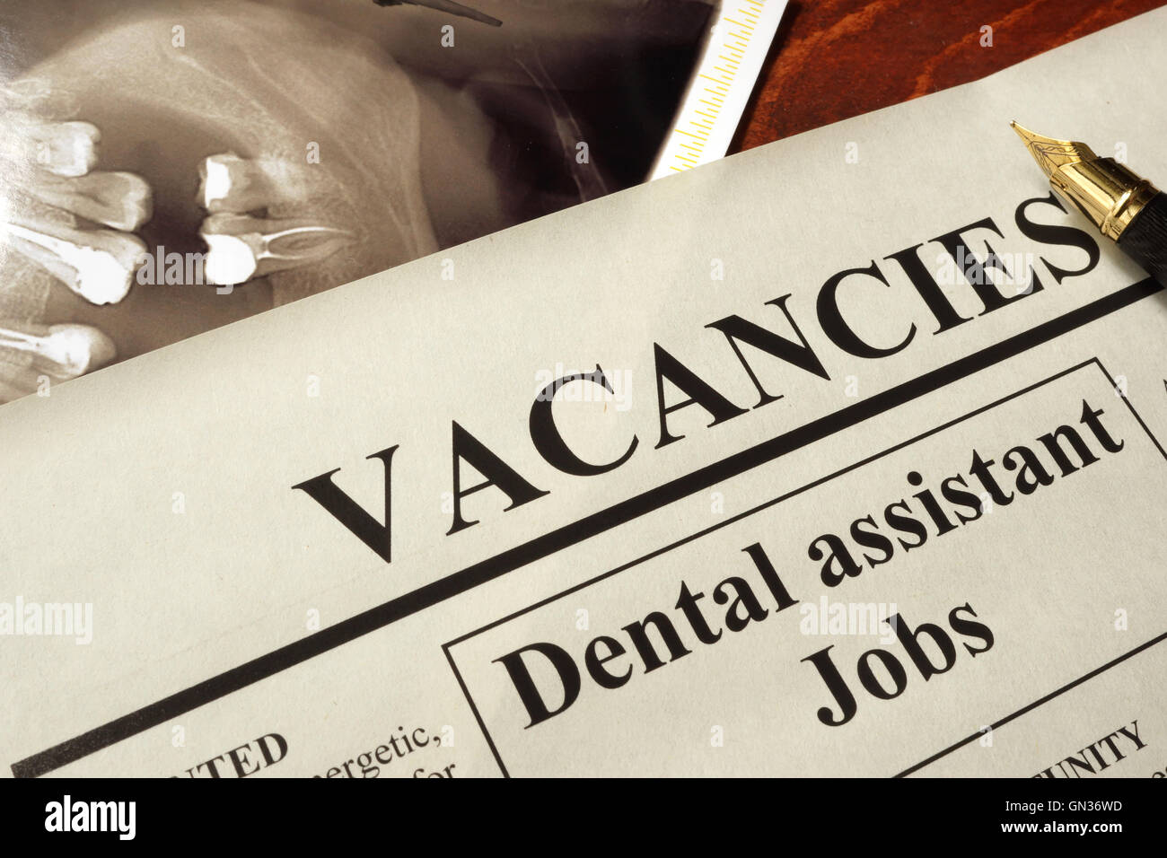 Giornale con annunci di assistente dentale posti di lavoro vacante. Concetto di occupazione. Foto Stock