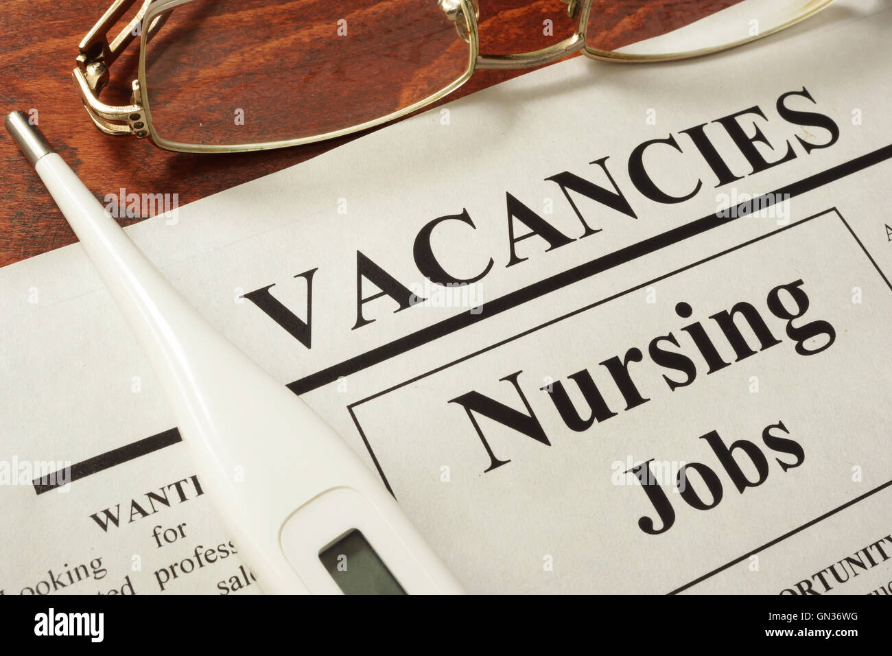 Giornale con annunci di assistenza infermieristica posti di lavoro vacante. Concetto di occupazione. Foto Stock