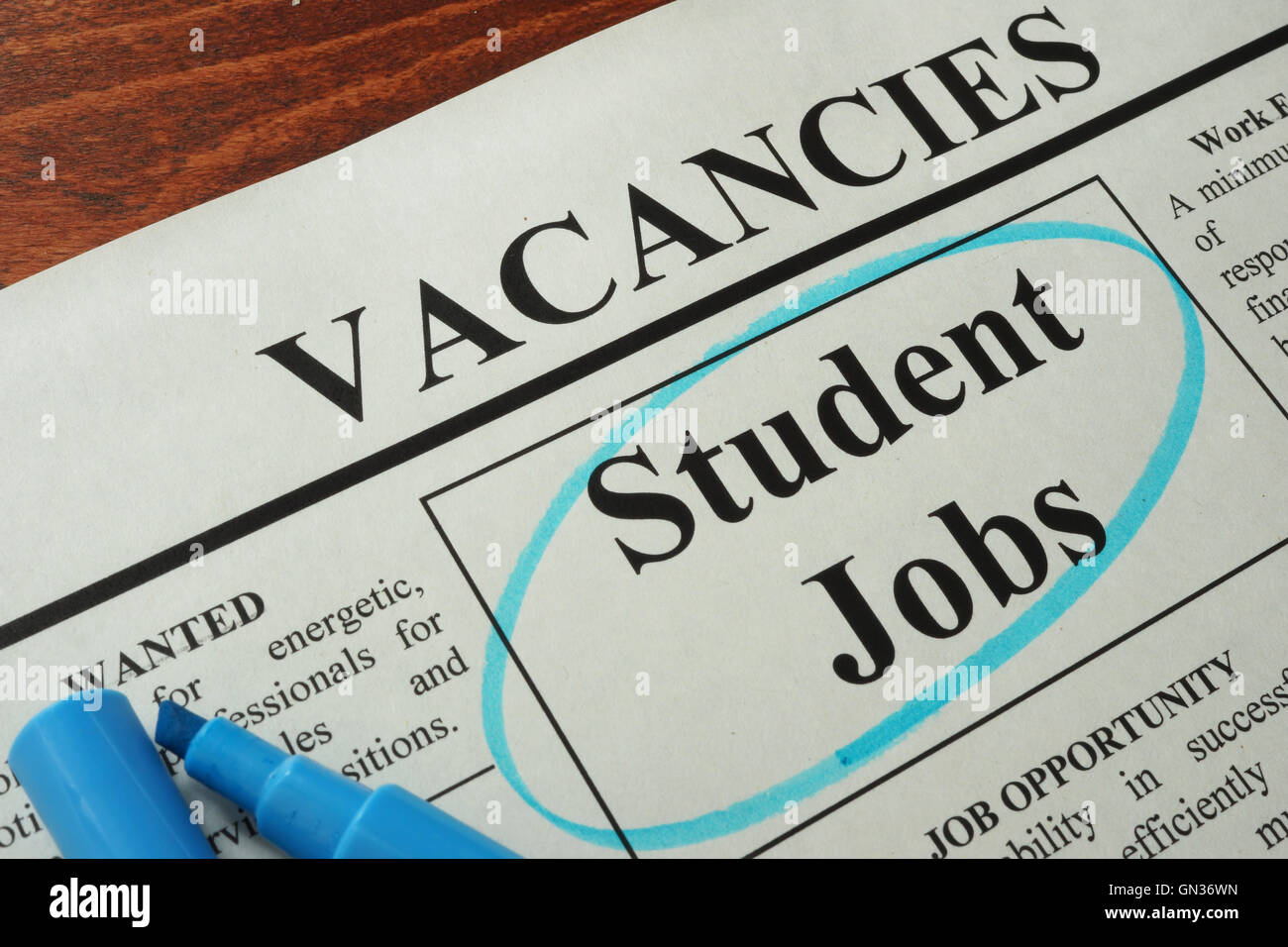 Giornale con annunci lavori per studenti posto vacante. Concetto di occupazione. Foto Stock