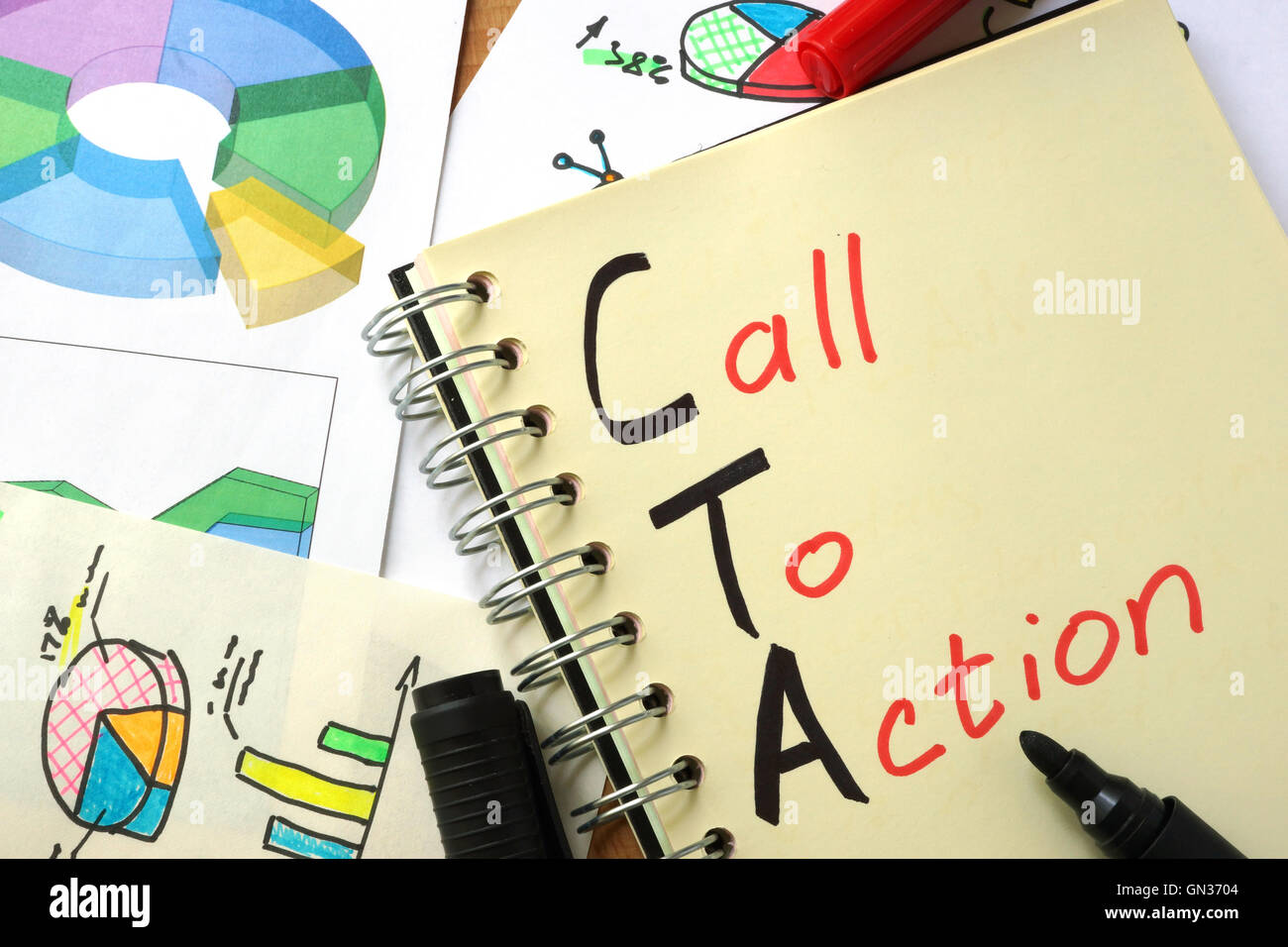 Notebook con segno CTA chiamata all azione e grafici. Foto Stock
