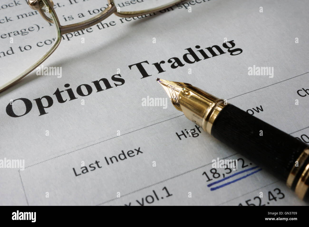 Pagina del giornale con parole di trading opzioni. Foto Stock