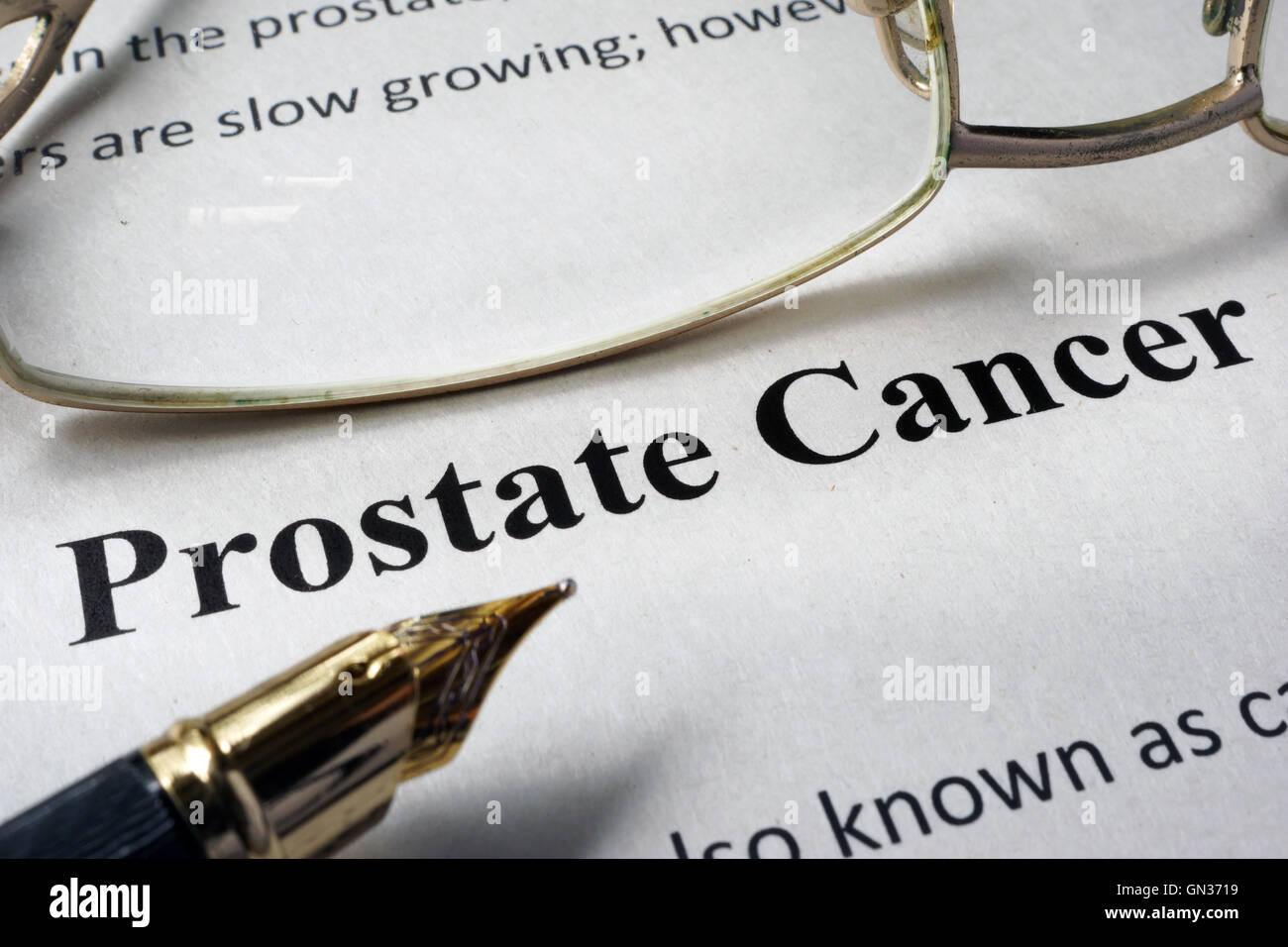 Pagina del modulo di ospedale con la diagnosi del cancro della prostata e bicchieri. Foto Stock