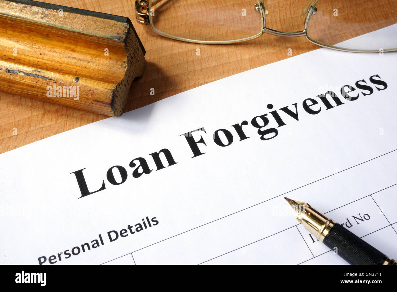 Prestito perdono forma su di un tavolo di legno. Foto Stock