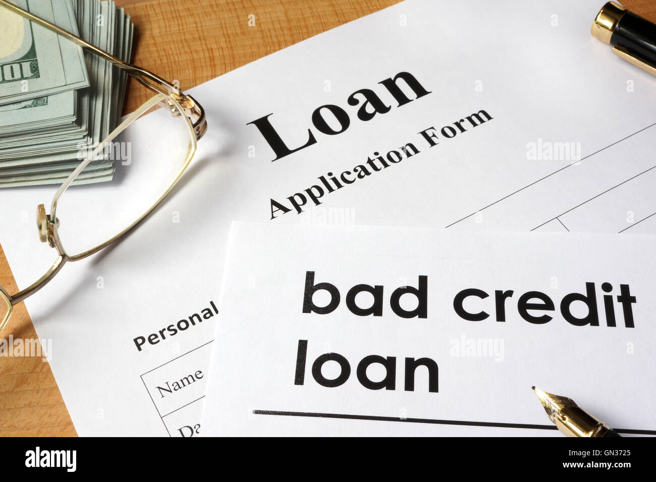 Pagina di Bad credito prestito e modulo di applicazione su un tavolo. Foto Stock