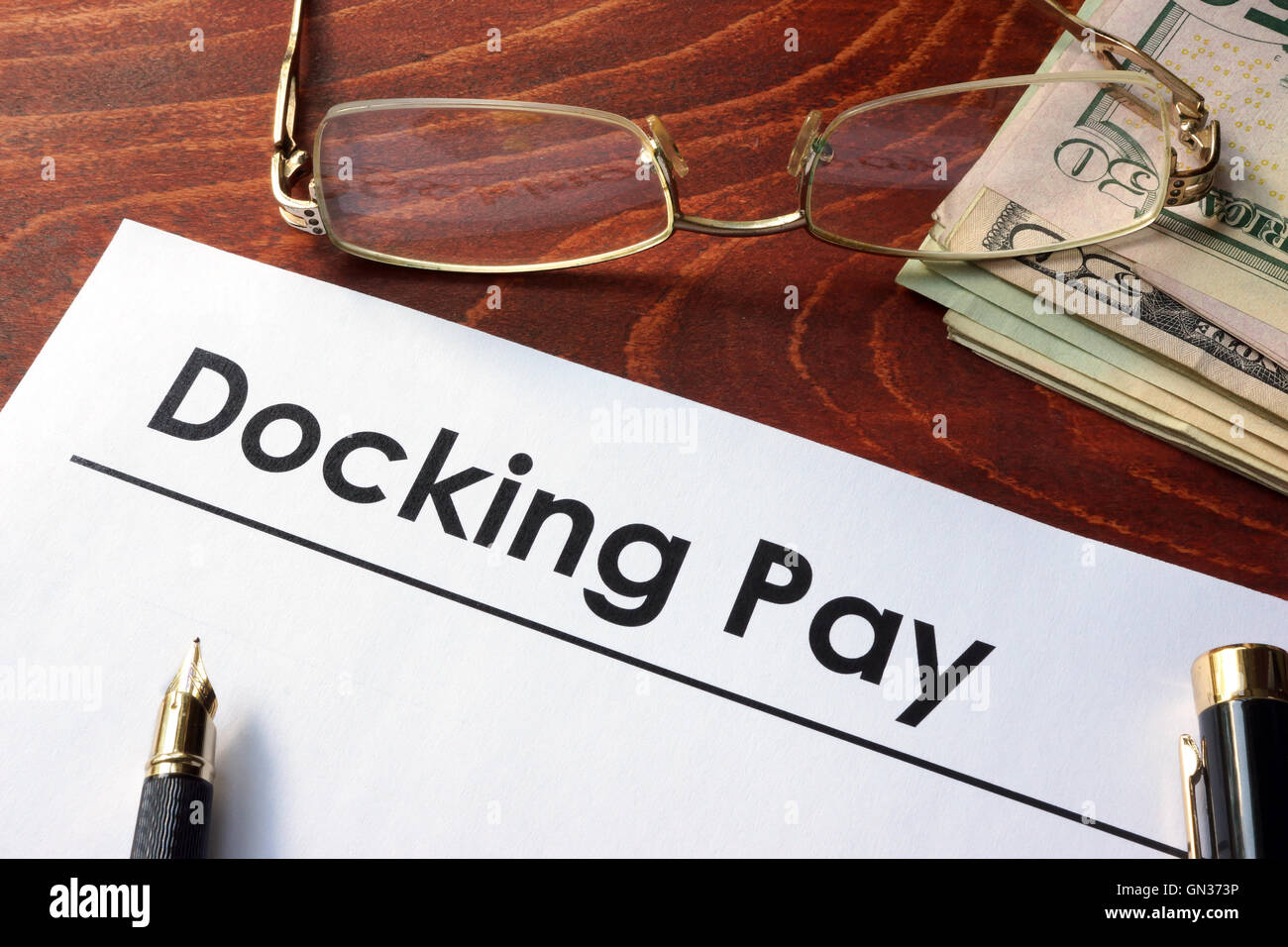 Carta con parole Docking paga dei dipendenti su un tavolo. Foto Stock