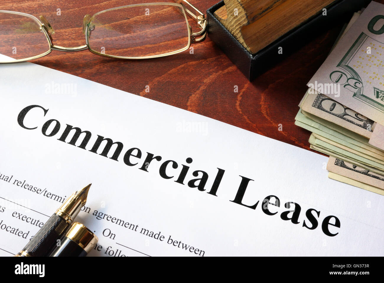 Commerciale contratto di locazione con il denaro su un tavolo. Foto Stock