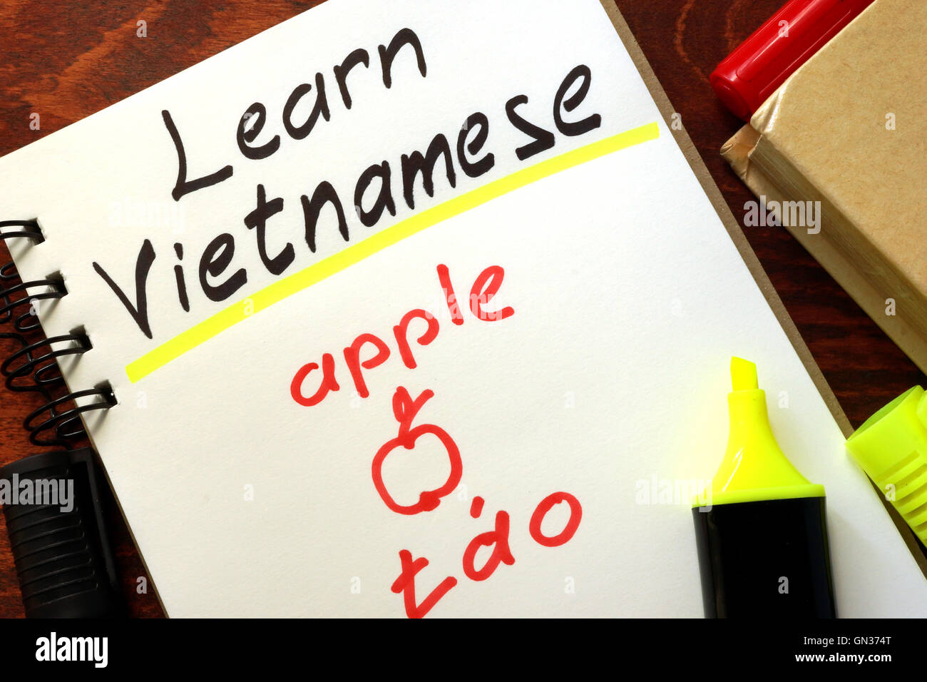 Imparare il vietnamita scritto in un blocco note. Il concetto di istruzione. Foto Stock