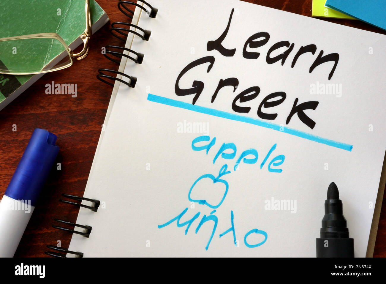 Impara il greco scritto in un blocco note. Il concetto di istruzione. Foto Stock