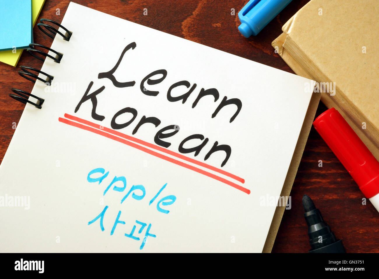 Imparare il coreano scritto in un blocco note. Il concetto di istruzione. Foto Stock