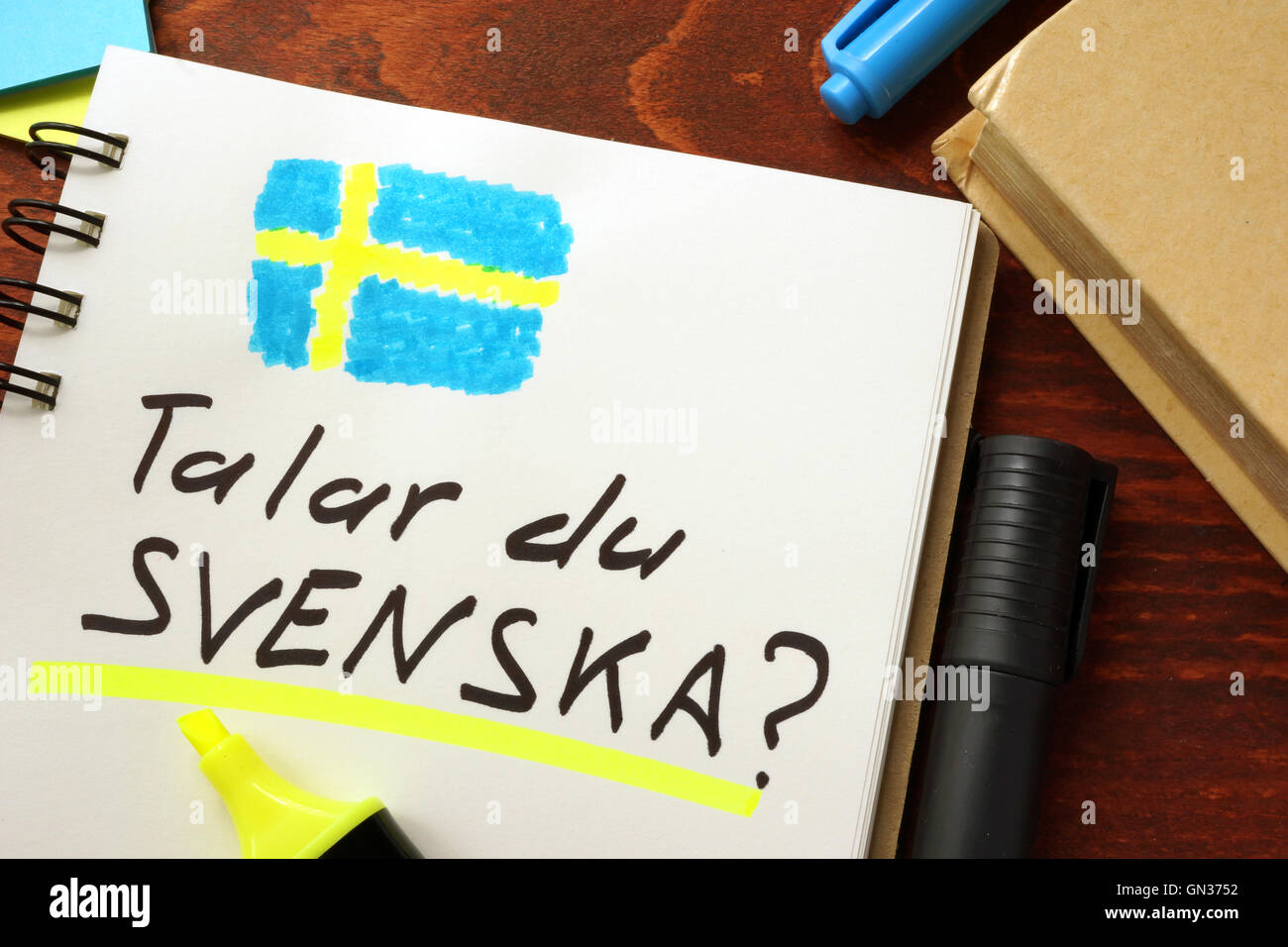 Imparare lo svedese scritto in un blocco note. Il concetto di istruzione. Foto Stock