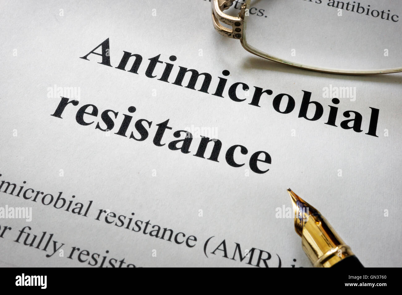 La carta con le parole della resistenza agli antimicrobici AMR e bicchieri. Concetto medico. Foto Stock