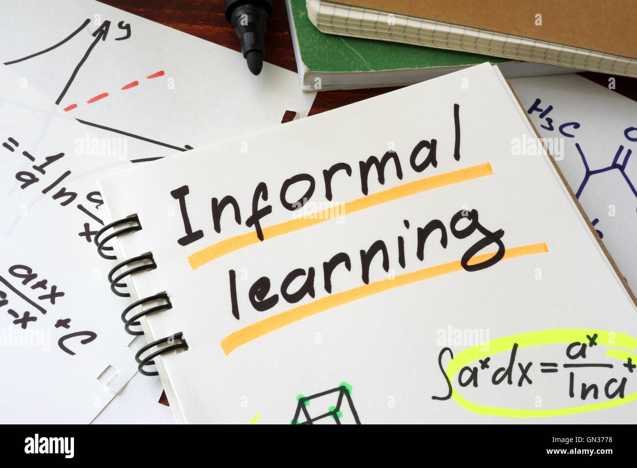 L'apprendimento informale scritta su un foglio di blocco note. Il concetto di istruzione. Foto Stock