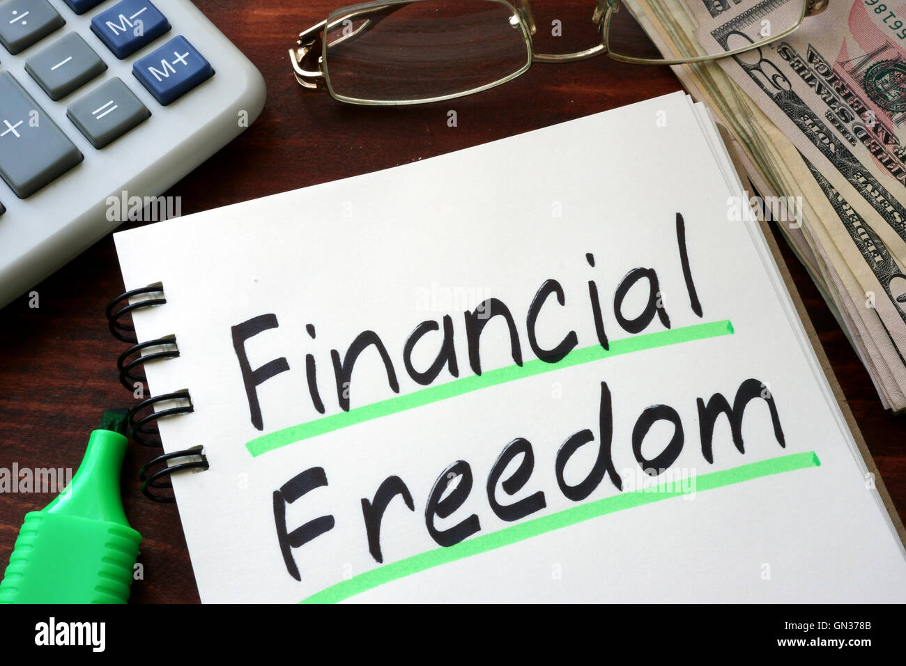 La libertà finanziaria scritto su un blocco note con il marcatore. Foto Stock