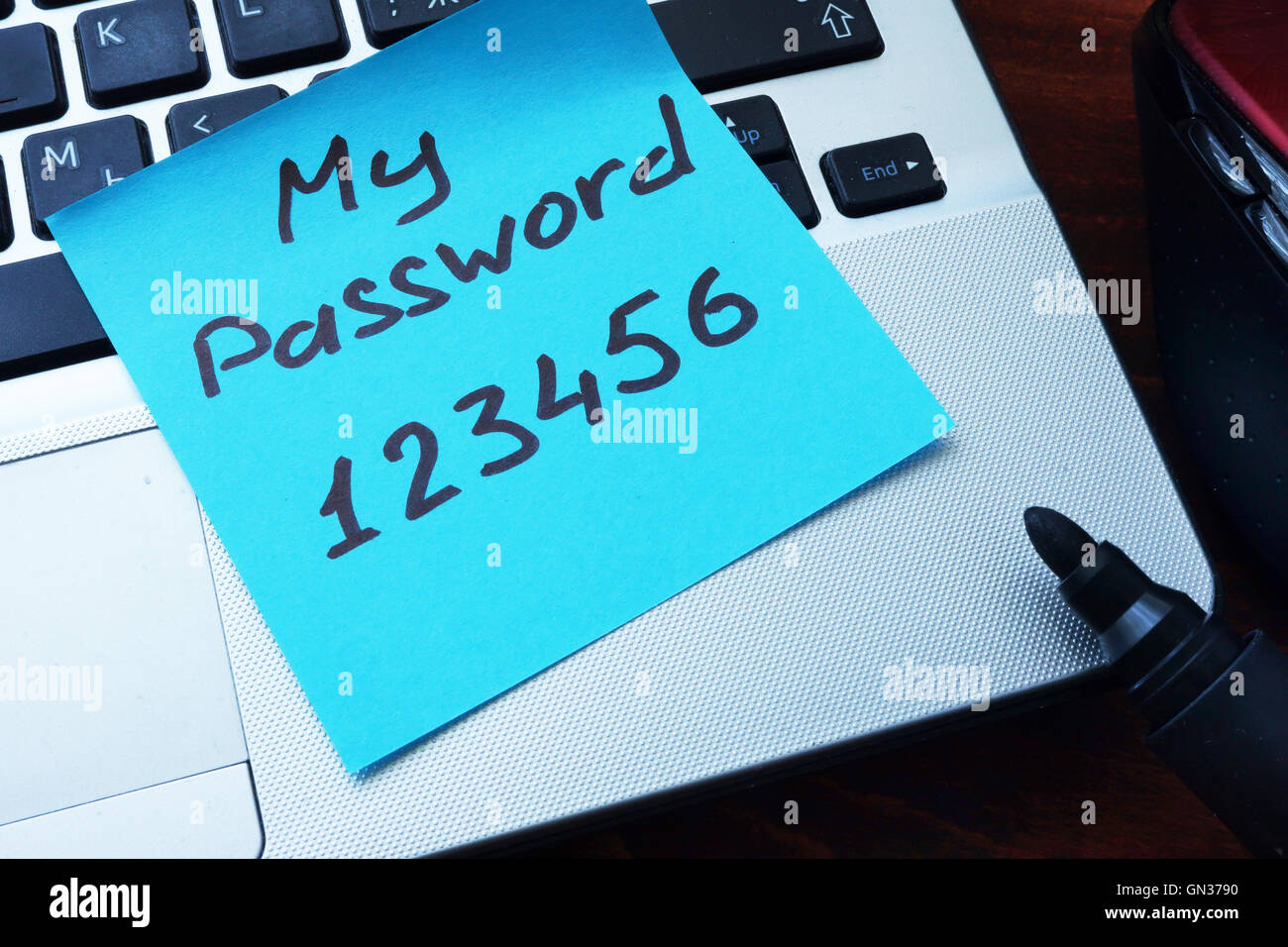 Semplice concetto di password. La mia password 123456 scritta su una carta con un marcatore. Foto Stock