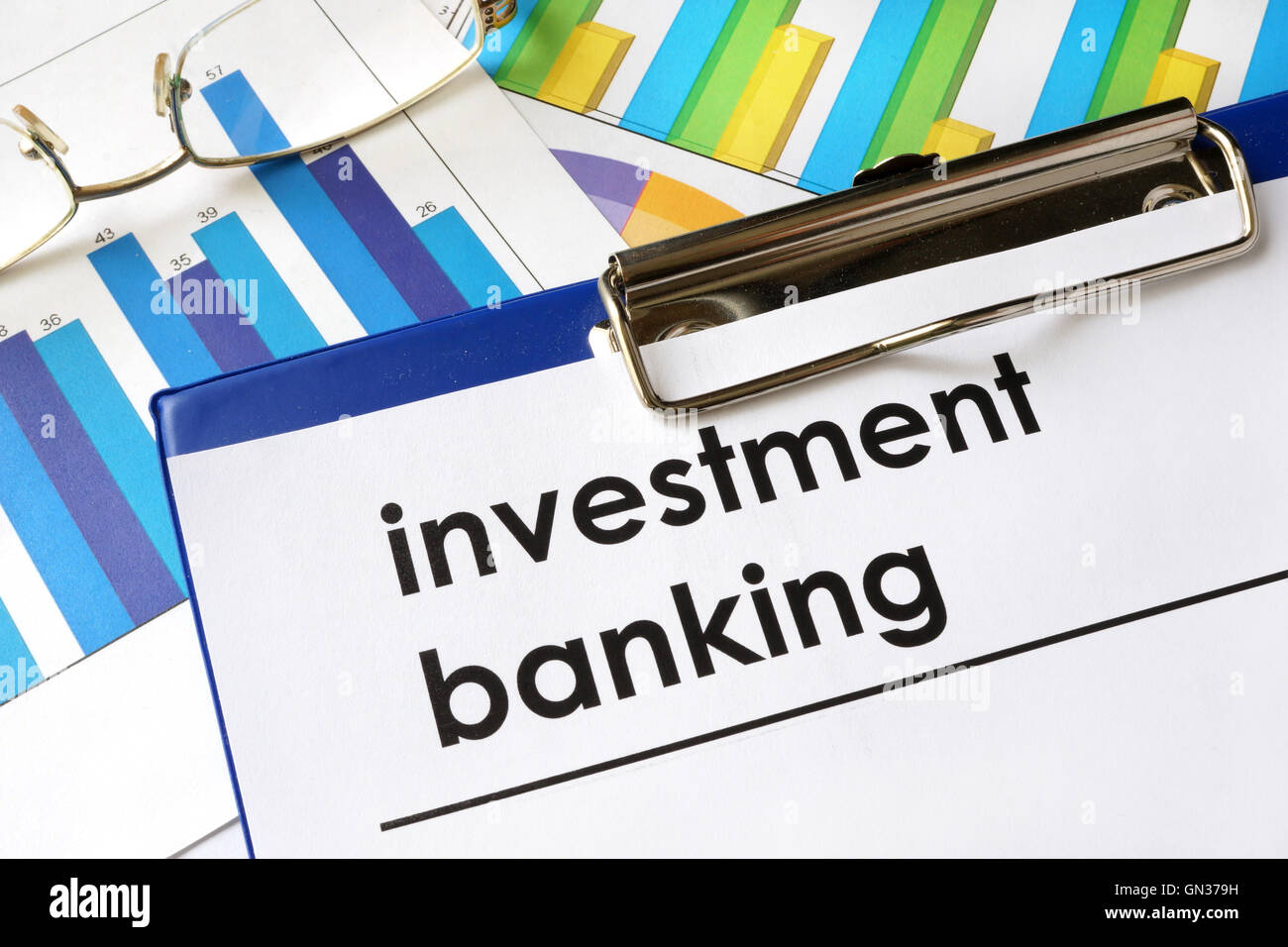 Carta con parole di investment banking e grafici. Foto Stock