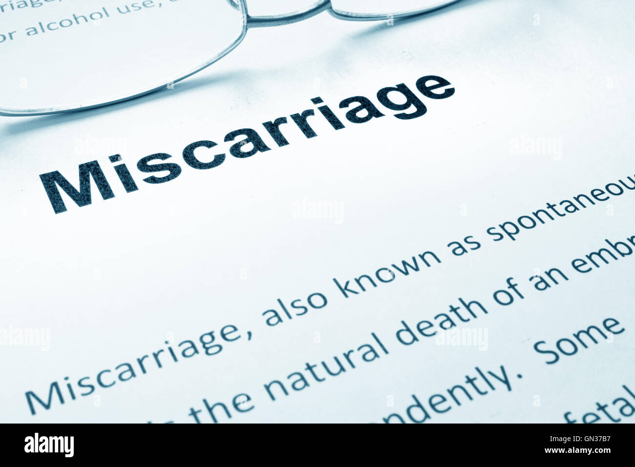 Aborto spontaneo segno su un foglio di carta e bicchieri. Foto Stock