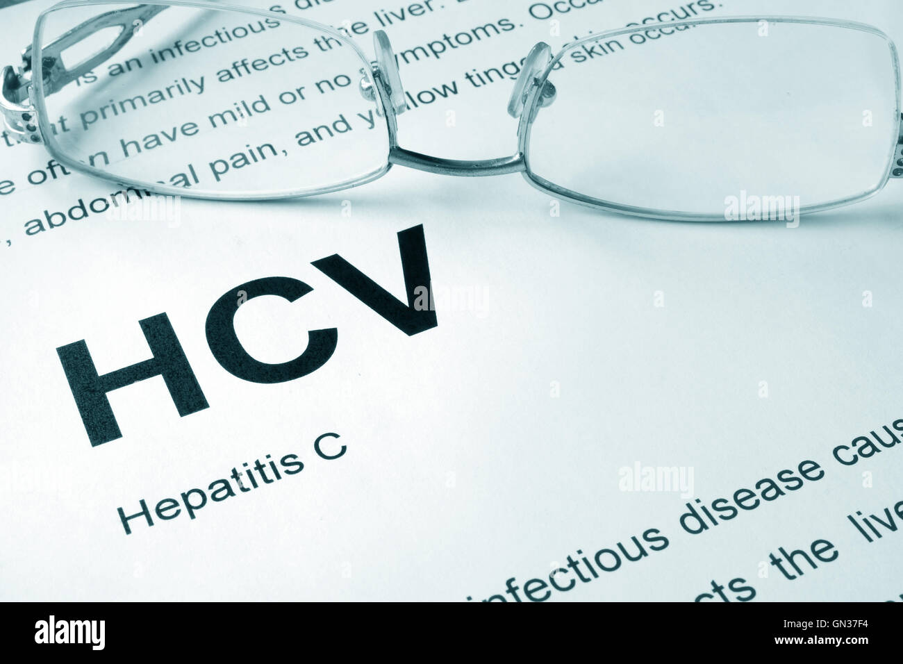 HCV scritto su una pagina. Concetto medico. Foto Stock