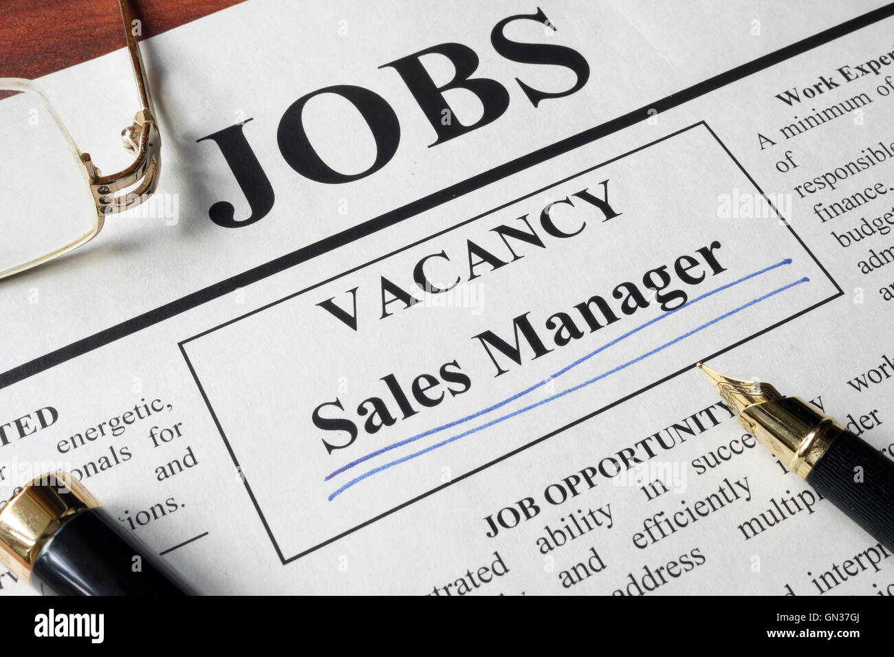 Giornale con annunci di posti vacanti sales manager. Concetto di occupazione. Foto Stock