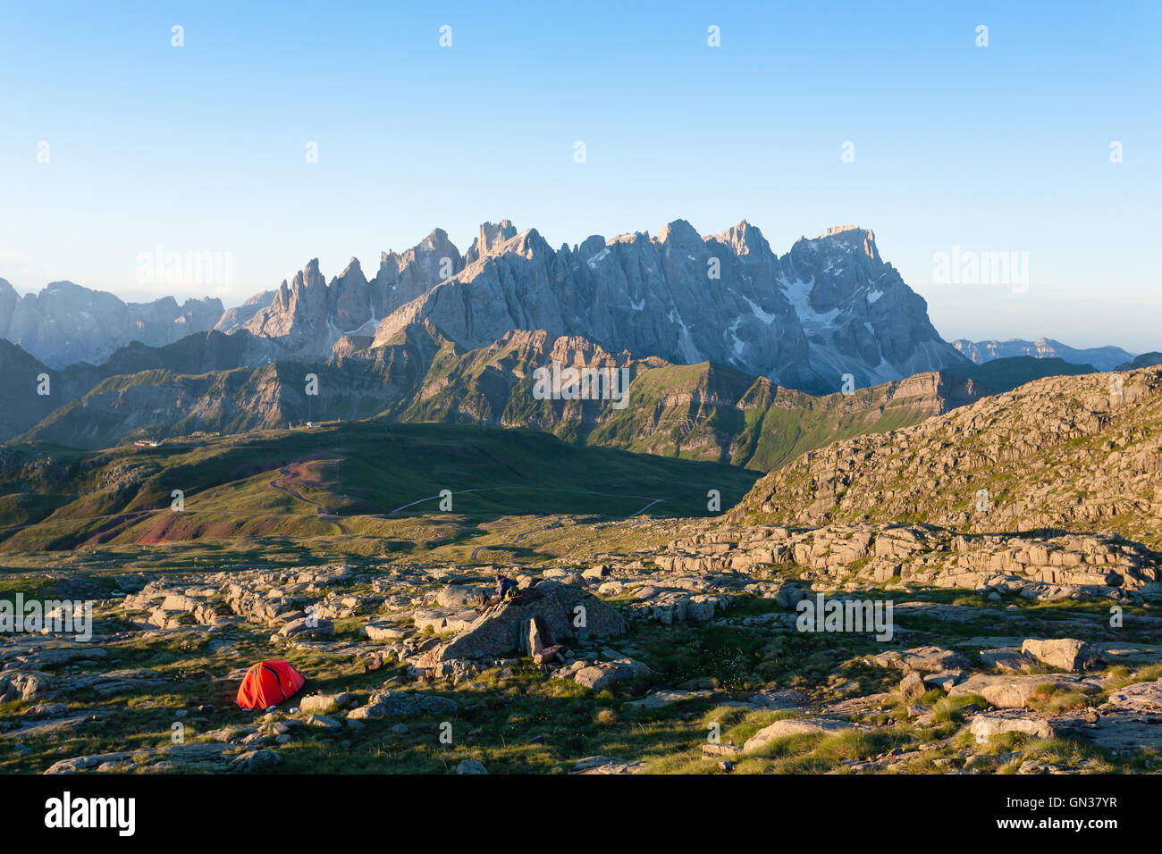 Italian panorama di montagna all'alba. "Pale di San Martino' picchi. Sport e outdoor Foto Stock