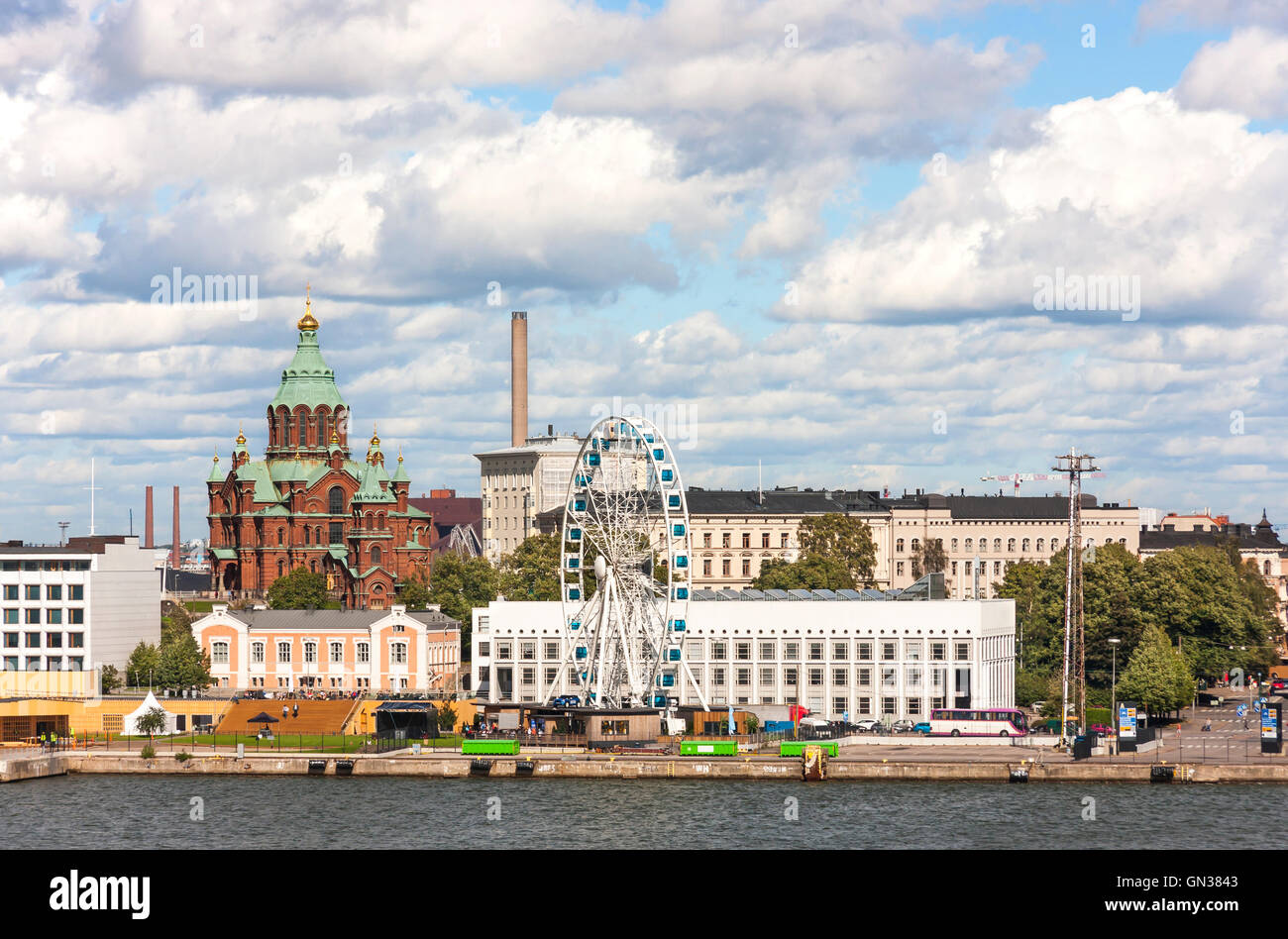 La città di Helsinki, capitale della Finlandia, con una chiesa e una ruota panoramica Ferris Foto Stock
