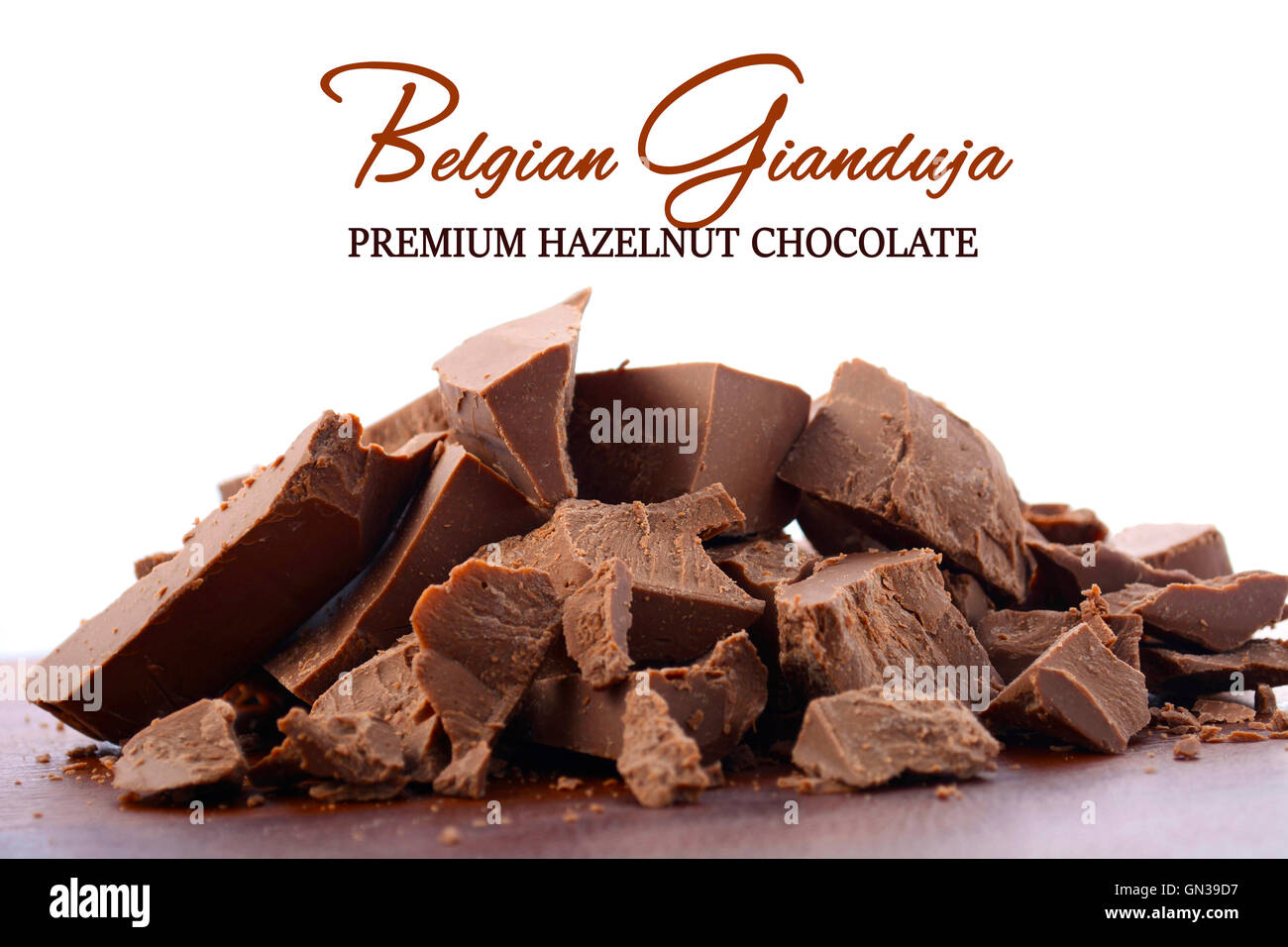 Pezzi e tritate grossolanamente belga premium Gianduja cioccolato fatto con nocciole finemente triturate. Foto Stock