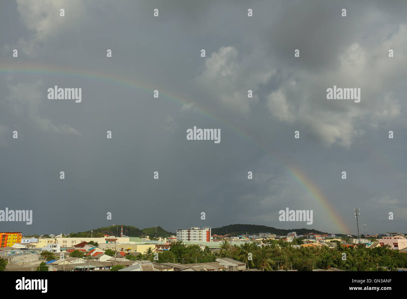 Rainbow cielo dopo la pioggia nuvola grigio. Foto Stock
