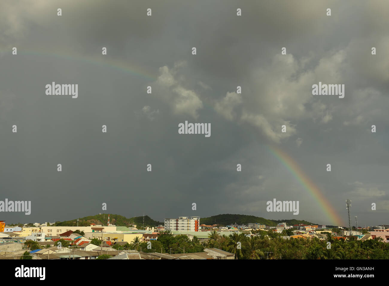 Rainbow cielo dopo la pioggia nuvola grigio. Foto Stock