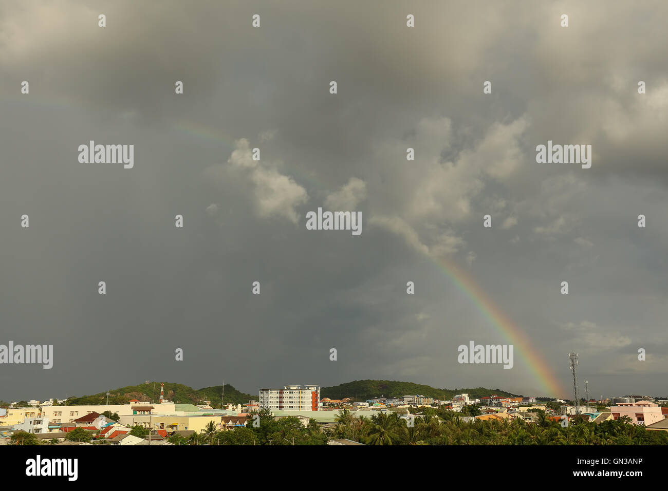Cielo, nuvole, montagne, linea arcobaleno Foto Stock