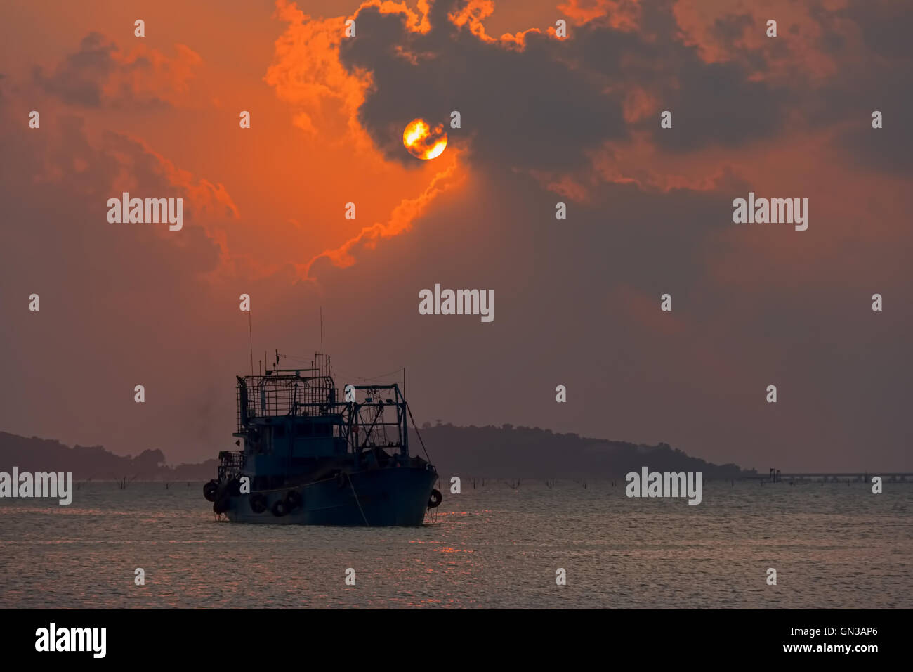 La luce del tramonto riflette la barca da pesca mare nube sky colori. Foto Stock