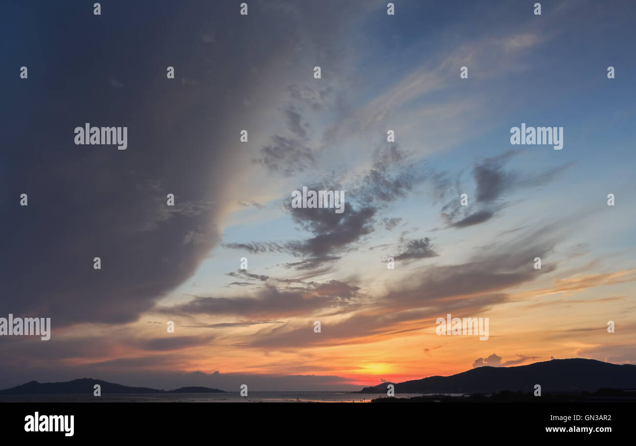 La luce del tramonto Cielo nuvole colori del mare Foto Stock