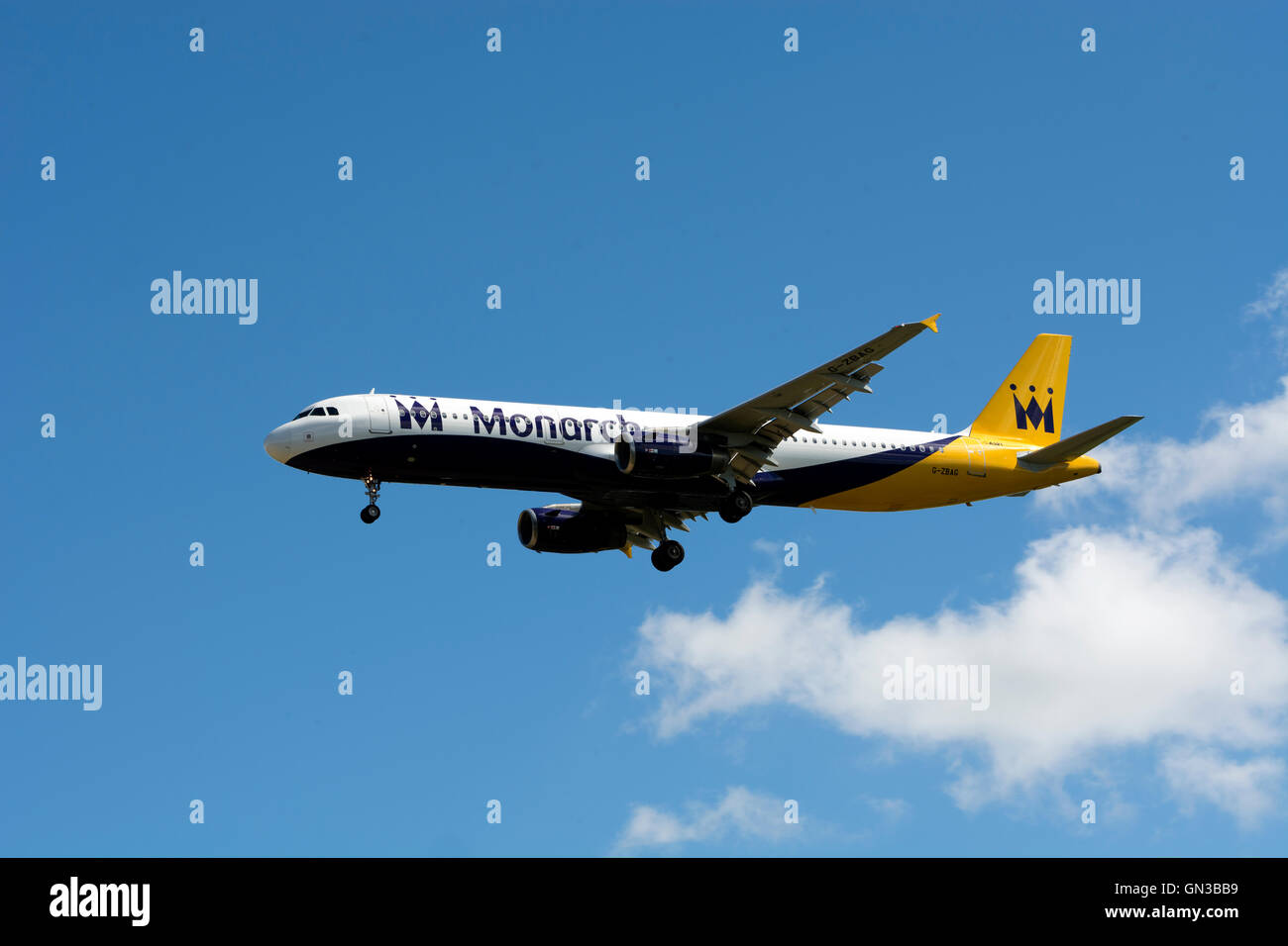 La Monarch Airbus A321 avvicinando l'Aeroporto di Birmingham, UK (G-ZBAG) Foto Stock