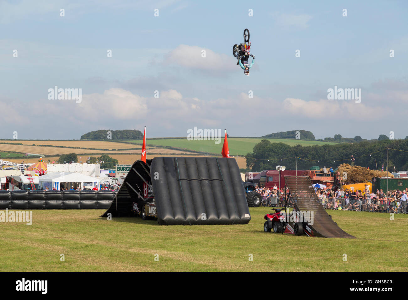 Stunt riders effettuando al Blandford fiera del vapore nel Dorset Foto Stock