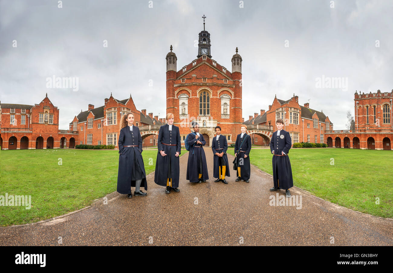 Gli alunni in uniforme a Cristo la Scuola Ospedale vicino a Horsham West Sussex. NB QUESTO È UN PHOTOMERGE di numerosi telai Foto Stock