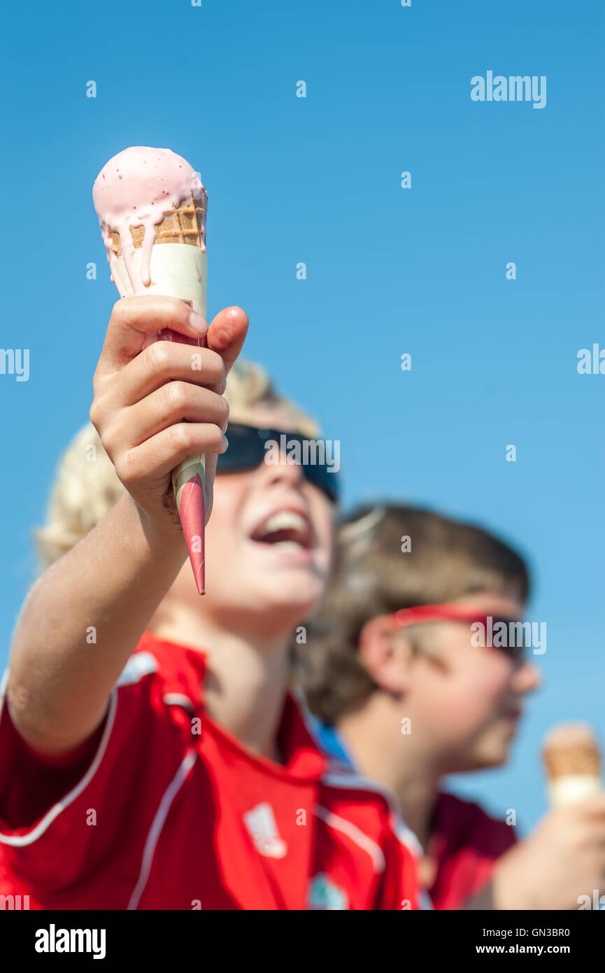 Ragazzi una piacevole e rinfrescante cono gelato. Foto Stock
