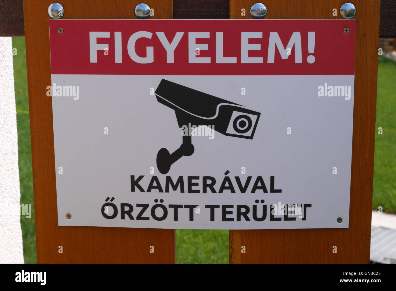 Tvcc segno di avvertimento in ungherese Foto Stock