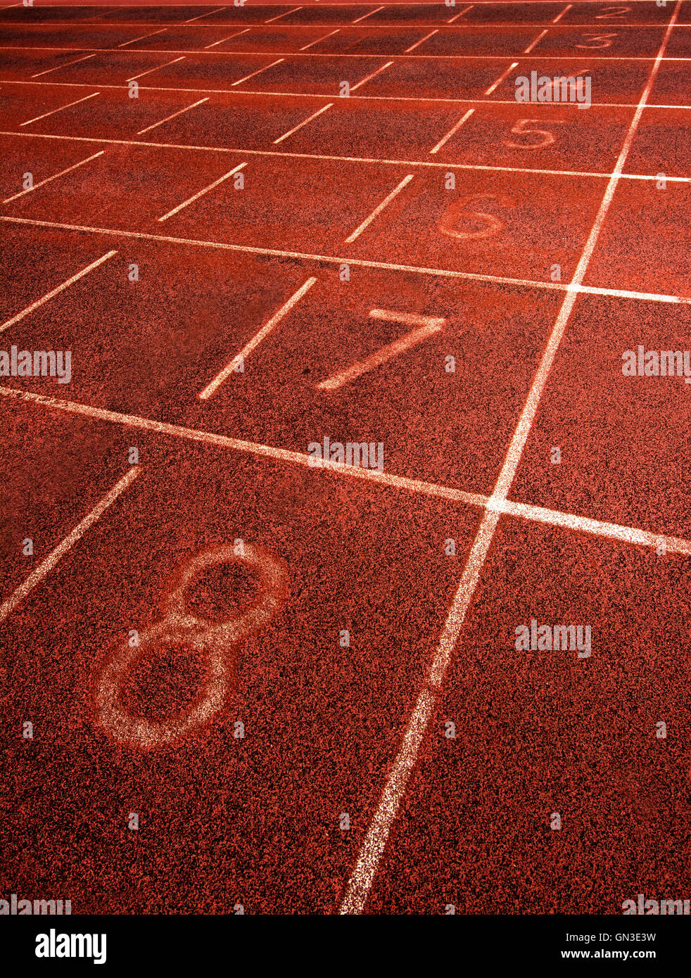 Tracciati pronti per gli atleti durante una sessione di allenamento in una giornata di sole Foto Stock