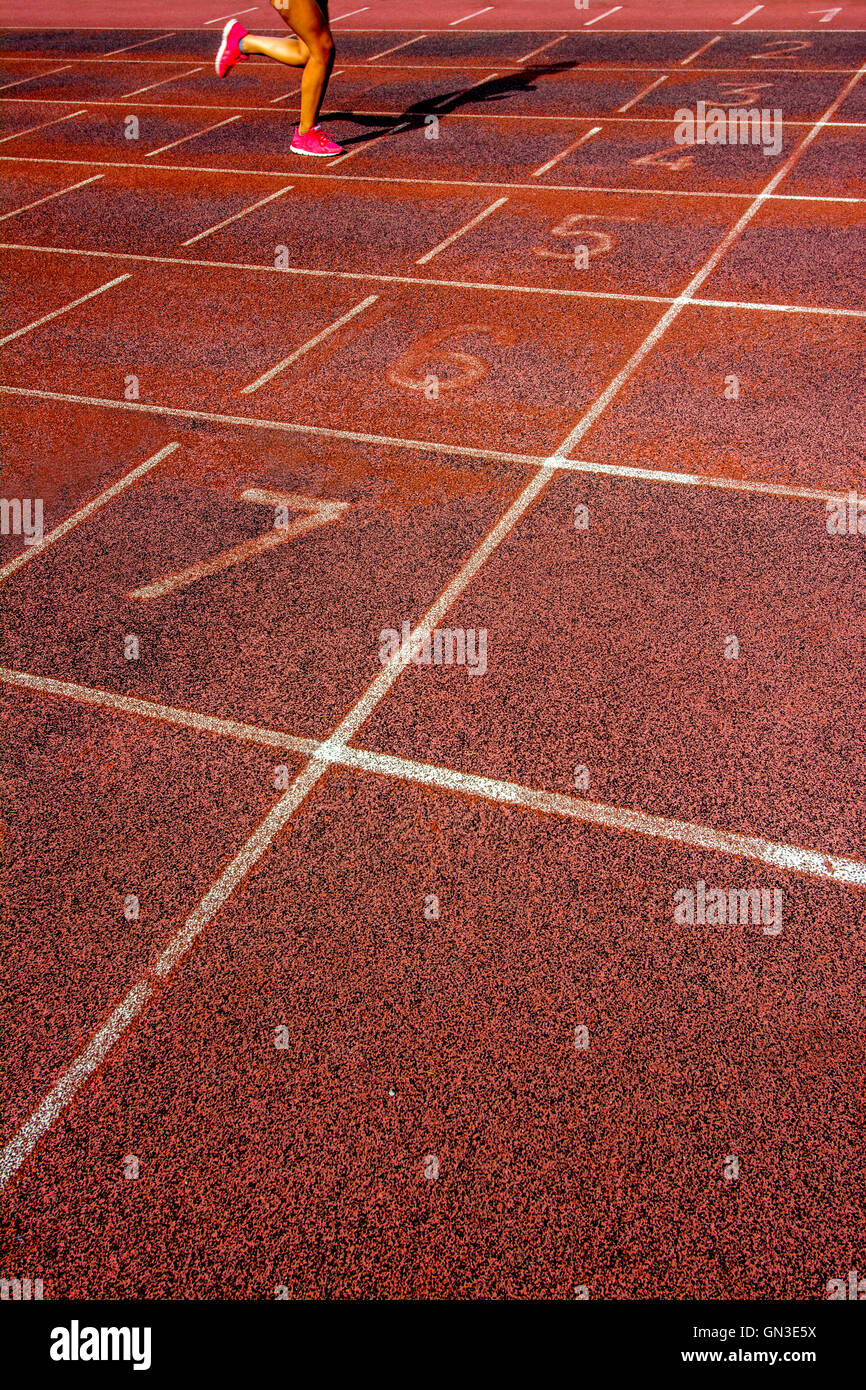 Runner in azione sulla pista di atletica durante una sessione di allenamento Foto Stock