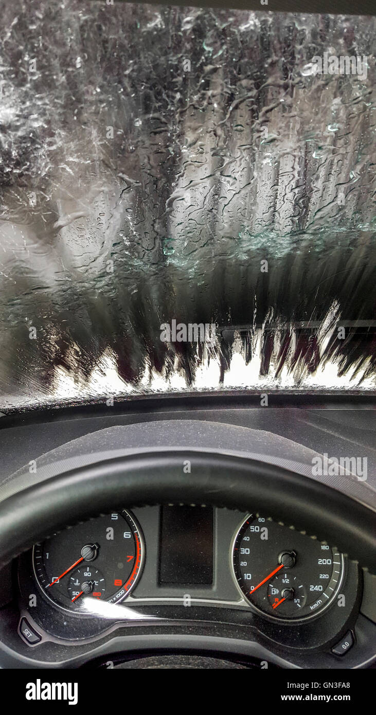 Esperienza di autolavaggio con vista dall'interno del veicolo durante il processo di pulizia Foto Stock