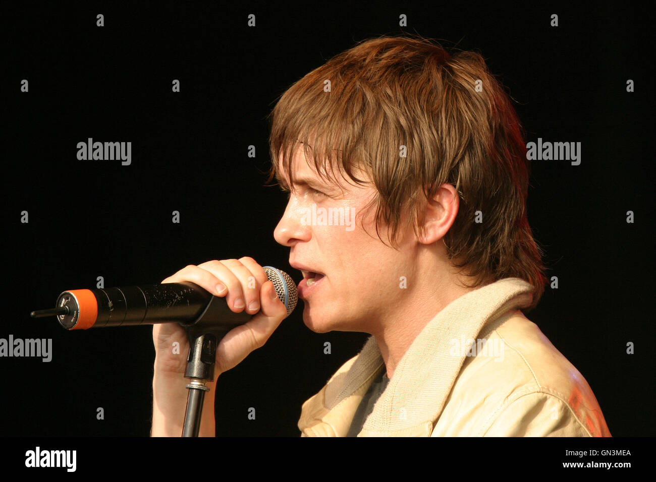 Membro del british pop e boy band che prendere, cantante song writer Mark Owen di eseguire da solo sul palco a Rockingham Motor Speedway UK. Foto Stock