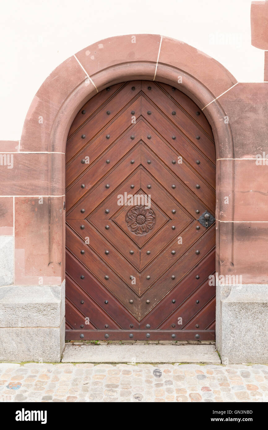 Marrone pesante porta di legno con rivetti di metallo e di ornamento di diamante. Foto Stock