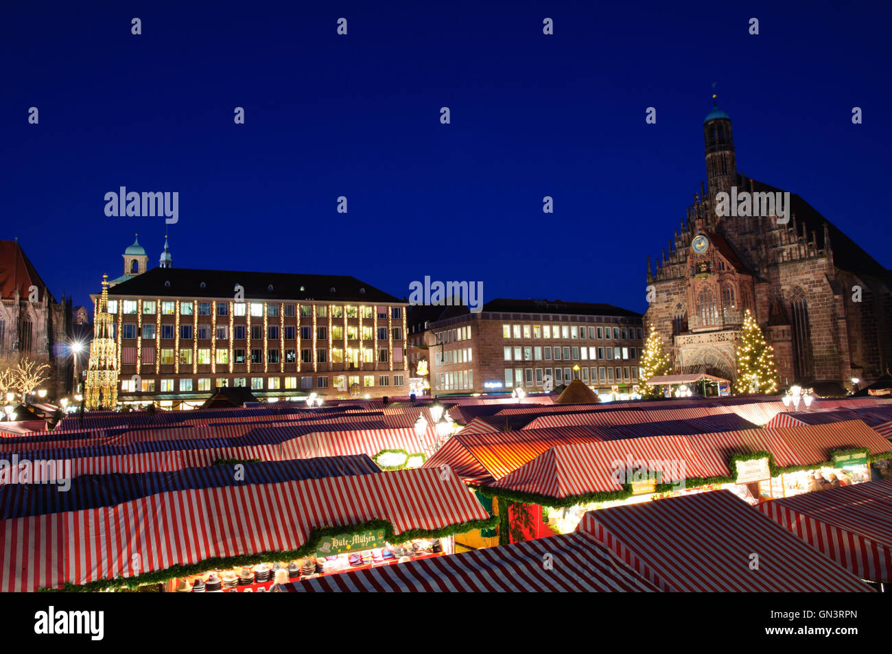 Christkindlesmarkt (mercatino di Natale) a Norimberga, Germania Foto Stock