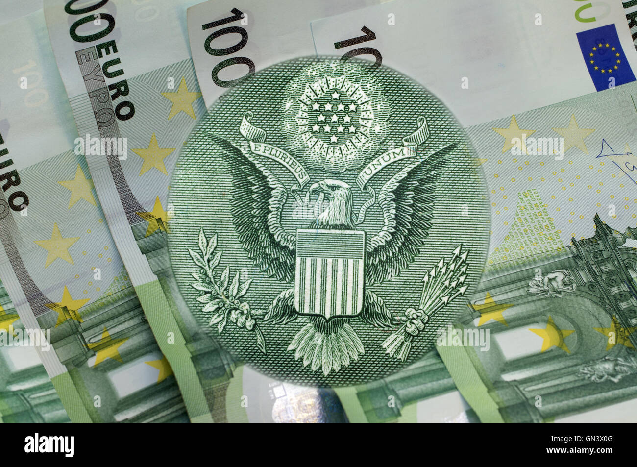 Elemento di immagine di Stati Uniti uno-dollaro, eagle al di sopra di un centinaio di banconote in euro. Foto concettuale per il vostro successo Foto Stock