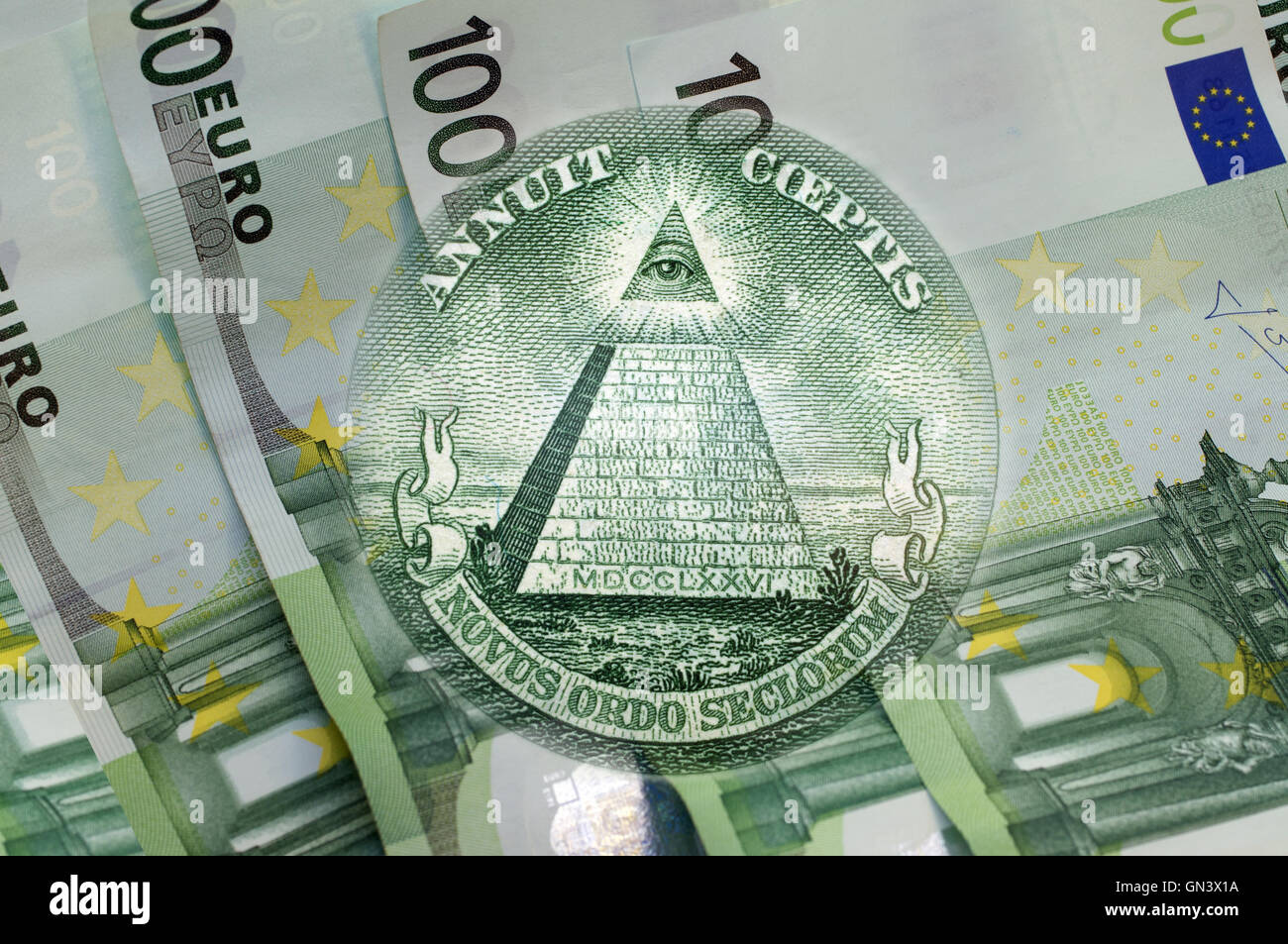 Elemento di immagine di Stati Uniti uno-dollaro, piramide, occhio della Provvidenza a oltre un centinaio di banconote in euro. Conceptual Foto Stock