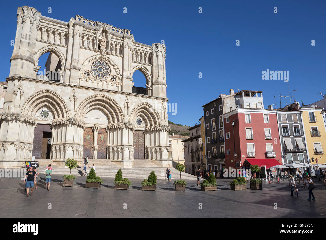 I turisti a piedi vicino alla facciata della Cuenca il Duomo, La Cattedrale è dedicata a San Giuliano, gotico inglese-normanno, Foto Stock