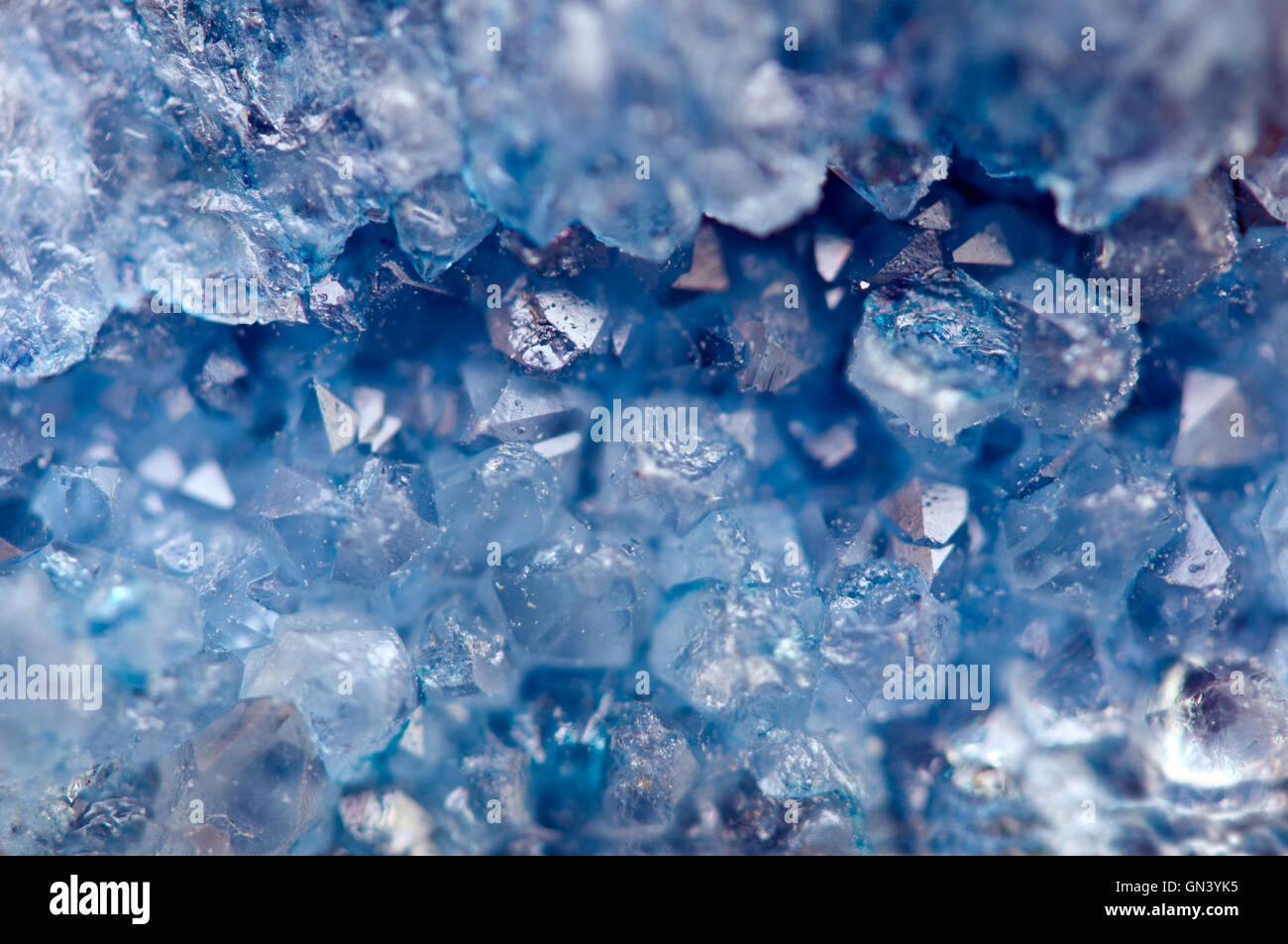 Druse cristalli blu Agata SiO2 biossido di silicio. Macro Foto Stock
