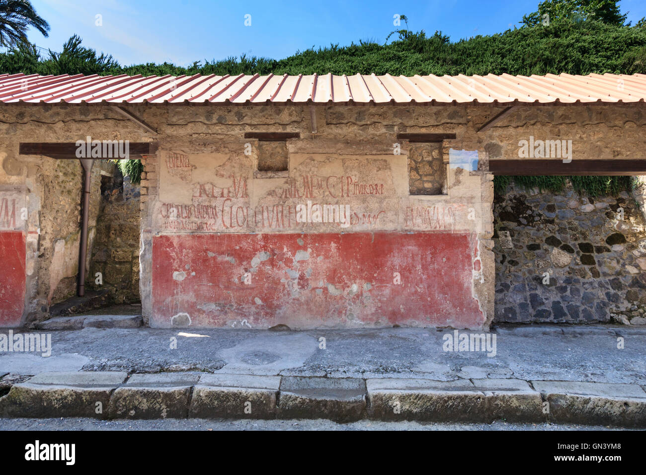 Antichi graffiti della campagna politica romana su un muro in una via di Pompei, Italia Foto Stock