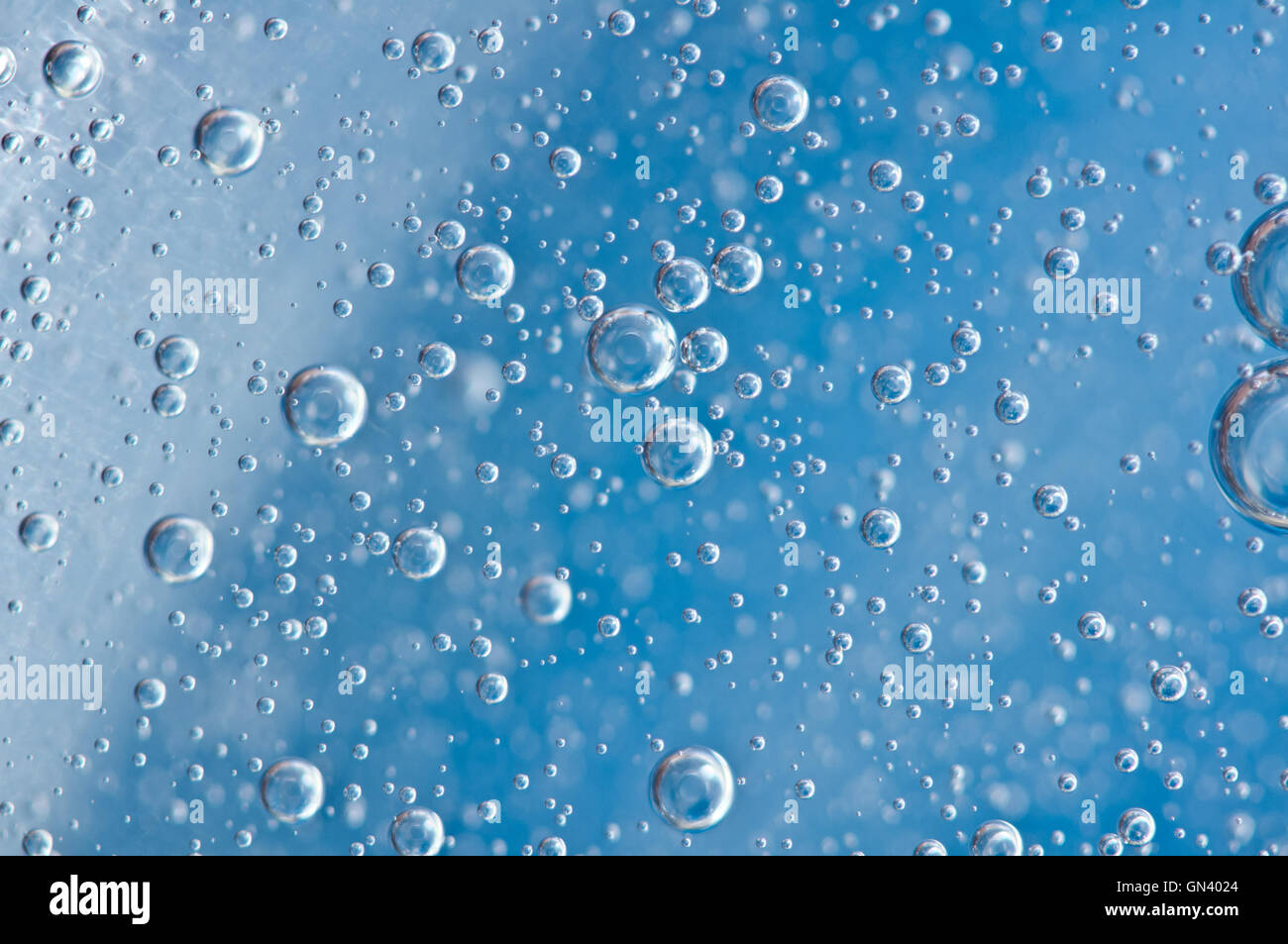 Macro delle bolle di ossigeno in blu chiaro acqua, concetti come Ecologia, Ambiente, mare pulito e acqua potabile Foto Stock