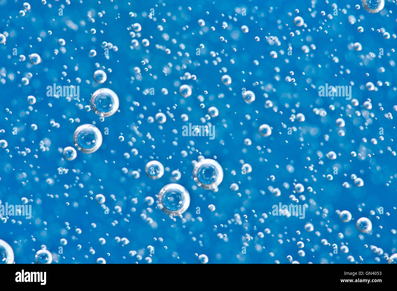 Macro delle bolle di ossigeno in blu chiaro acqua, concetti come Ecologia, Ambiente, mare pulito e acqua potabile Foto Stock