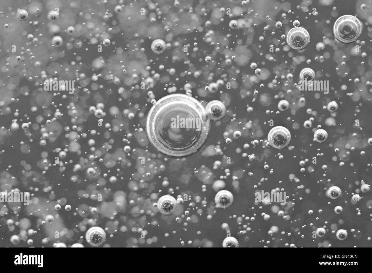 In bianco e nero Macro bolle di ossigeno in acqua, concetti come Ecologia, Ambiente, mare pulito e acqua potabile Foto Stock