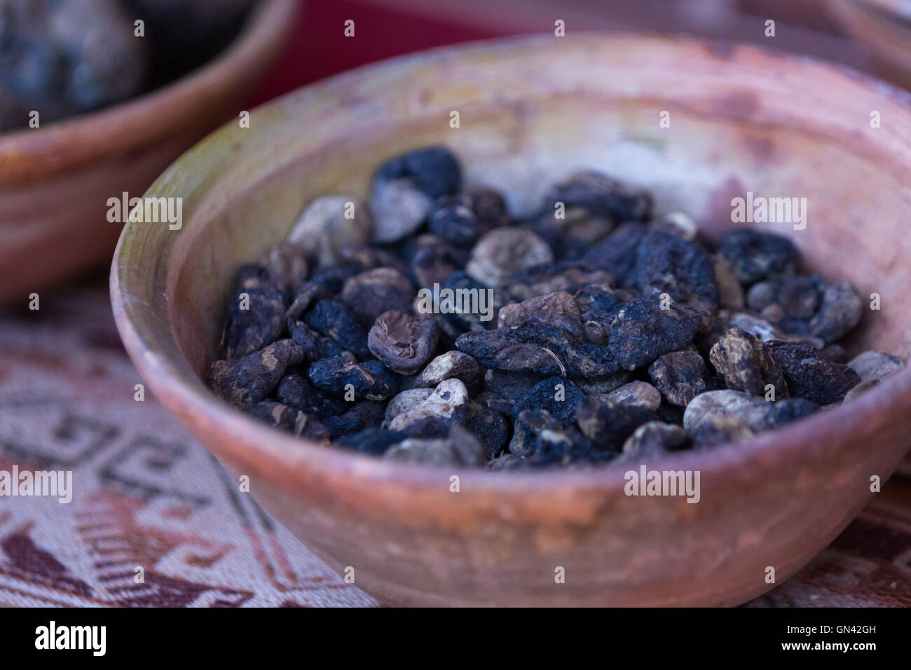 In prossimità di una tabella con prodotti naturali utilizzati per tingere i capi di abbigliamento della tradizionale Peruviano di stili e colori Foto Stock